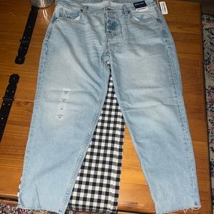 Brand new Hi-Rise light wash mom jean from Old Navy! In a size 14.